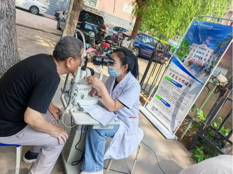 “關愛(ài)銀(yín)齡 點亮(liàng)光(guāng)明(míng)”石家(jiā)莊眼科(kē)醫(yī)院走進社區(qū)開(kāi)展眼科(kē)義診活動